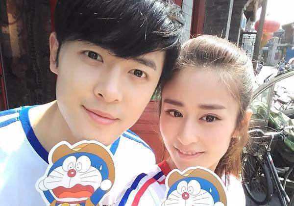 所以结婚一周年时,她不仅大秀夫妇性感健美的恩爱写真,还配文"就这样