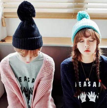 花式低马尾,和普通马尾不同的是,这样摘下帽子后也可以很优雅,不会乱