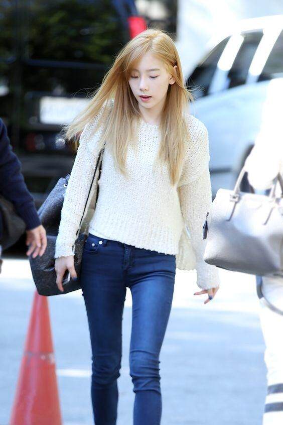 看金泰妍花样穿搭,在早秋演绎少女情怀