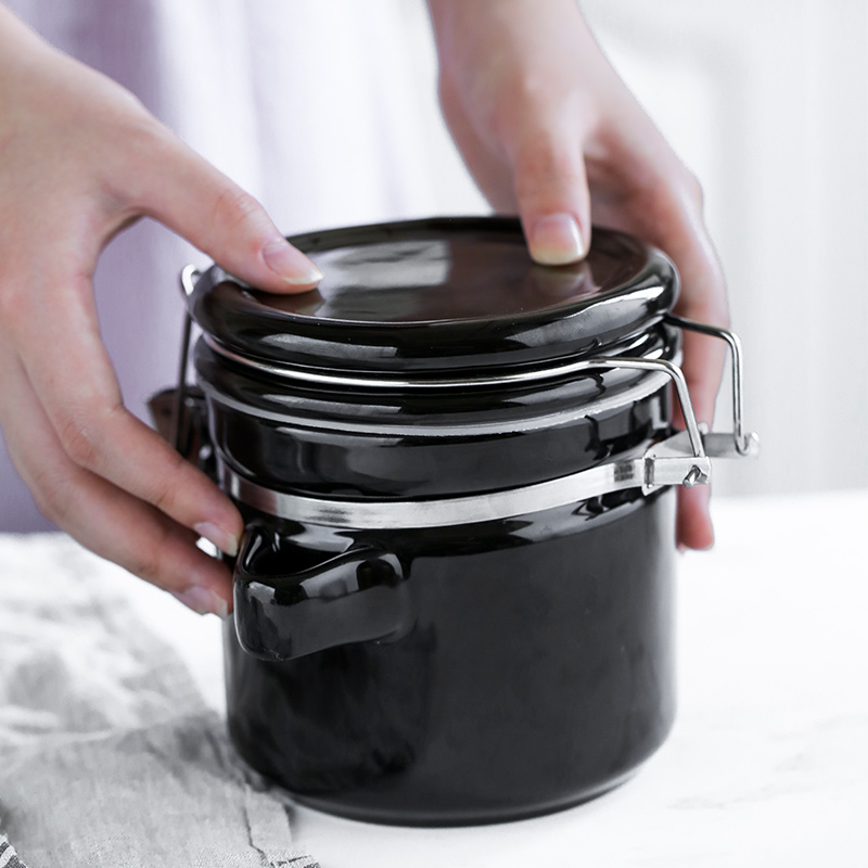 Edge lodge ceramic sealed with cover storage jar sugar tea pot food grains, receive a jar of coffee pot