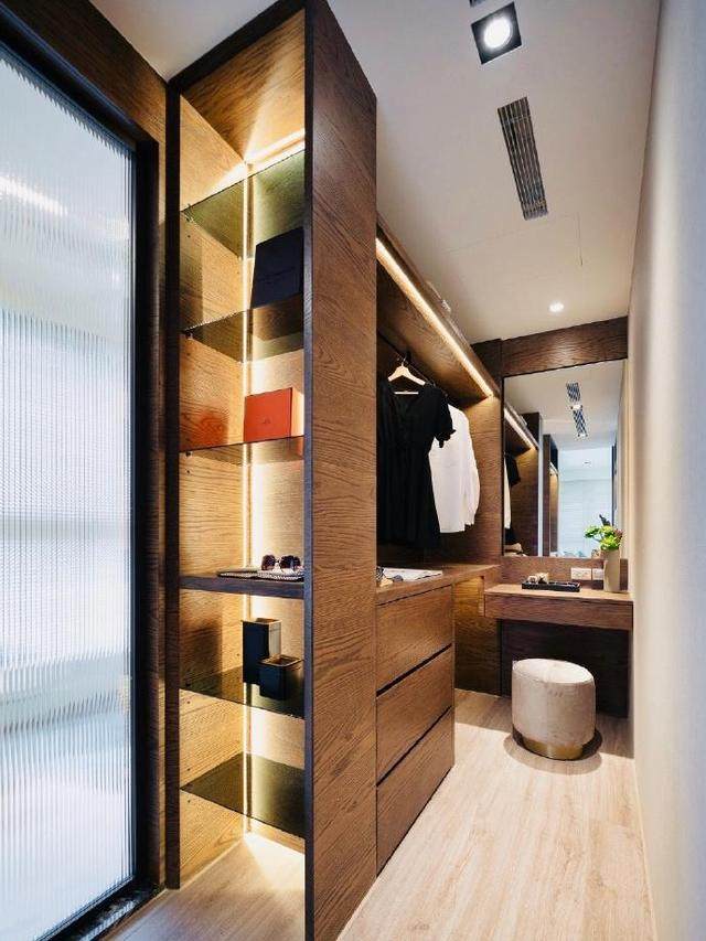 简单的衣帽间加化妆间,虽然不大,但是能有一间衣帽间就觉得很满足了.