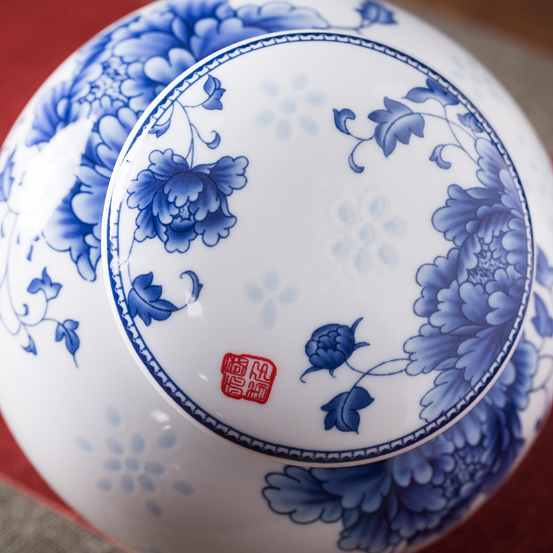 The Crown chang, jingdezhen ceramic caddy fixings large blue and white porcelain jar circular tank seal can receive storage tanks