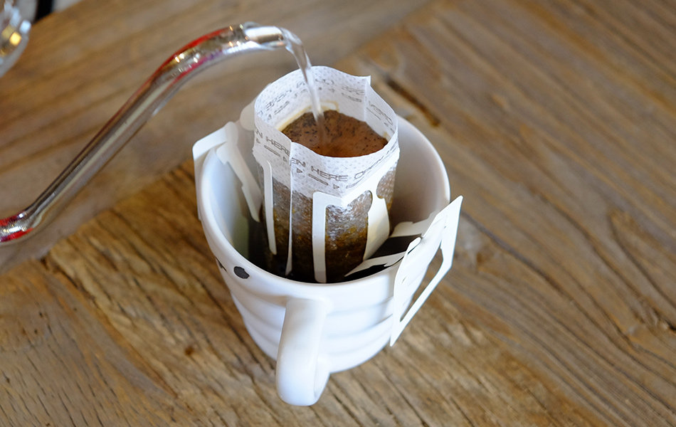 冲泡后如果觉得口味偏淡,可以将挂耳包在杯中提下放下几次加重口味.