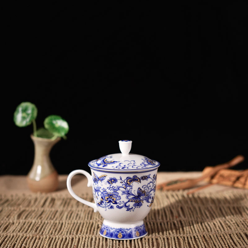 Jingdezhen porcelain, ipads China water glass ceramic cups with cover the blue and white porcelain ms creative fashion a lovely gift