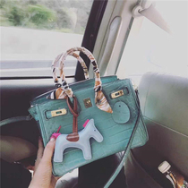 The new crocodile pattern bag womens diagonal span leather platinum bag fashion versatile handbag small bag atmospheric lock bag tide