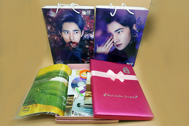 无定价 杨洋大礼包 杨洋写真集礼盒 明星周边海报明信片书签批发