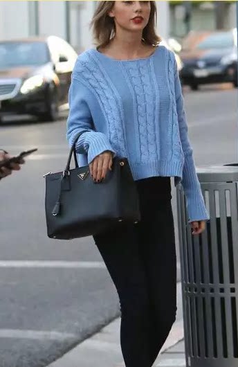 霉霉近日出街就用一件浅蓝色宽松短款毛衣配黑色高腰裤,显得比例讣佑