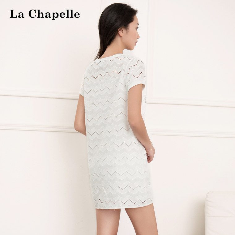 拉夏贝尔2015夏新品 字母刺绣图案短袖圆领白色连衣裙10007681