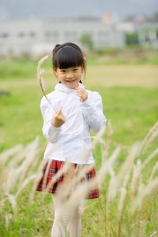 这个春天用蕾丝袜配女儿的小皮鞋