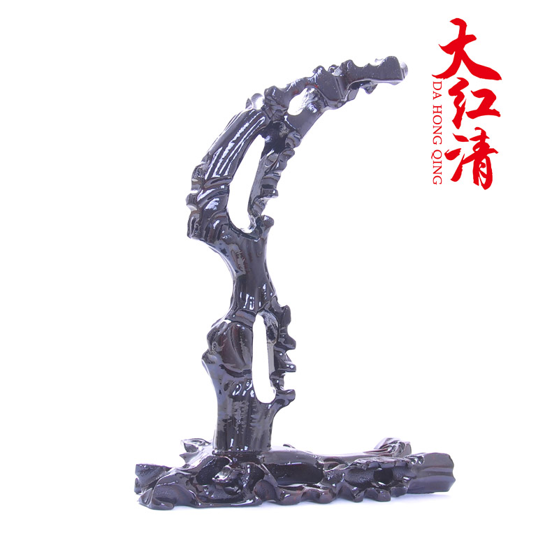 1.红木制品如何保养 (一)无论是采用揩工艺或是光坯擦蜡工艺的红木制品均宜用软干布擦拭,为防止灰尘沾粘,可用碧丽珠喷洒,长期用软布擦只能使红木制品表面越用越有光泽,这是红木制品的重要特征之一。 (二)鉴于红木属高档硬实木,在生产过程中的木材干燥处理,不易一次性达到完全理想的效果,使用一段时间后会出现一定程度的胀缩,这是正常现象,只要其榫铆结构规范,均不会影响其使用功能。使用若干年后,待产品性格相对稳定,不再胀缩时,视情由生产厂家作一些必要的整理,此后,年代越久,产品会越稳定,这也就是红木制品用得越久