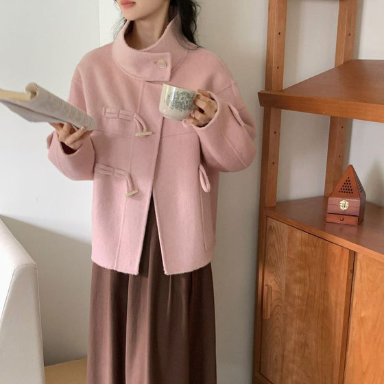 Korean version of ox horn button double-sided cashmere coat for women short autumn and winter new double-sided wool temperament stand-up collar wool coat
Korean version of ox horn button double-sided cashmere coat for women short autumn and winter new double-sided wool temperament stand-up collar wool coat
