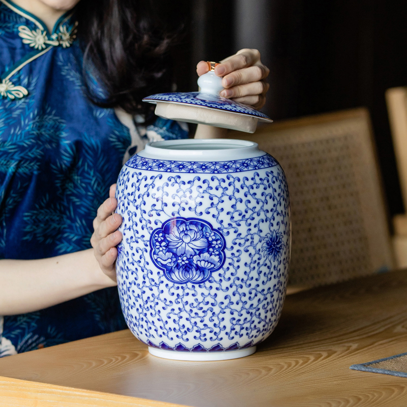 The large capacity of blue and white porcelain tea pot ceramic seal loose tea pu 'er tea caddy fixings moistureproof deposit receives increasing number