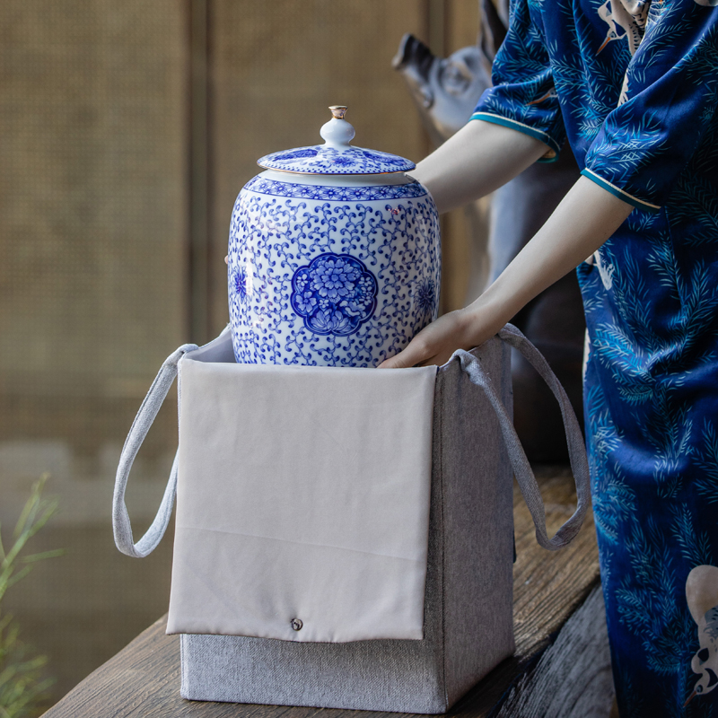 The large capacity of blue and white porcelain tea pot ceramic seal loose tea pu 'er tea caddy fixings moistureproof deposit receives increasing number