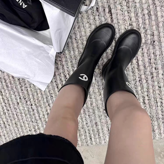 The same style for the counter ~ 2025 new fashion boots for women's British style thick-soled high-rise short boots versatile casual rain boots
The same style for the counter ~ 2025 new fashion boots for women's British style thick-soled high-rise short boots versatile casual rain boots