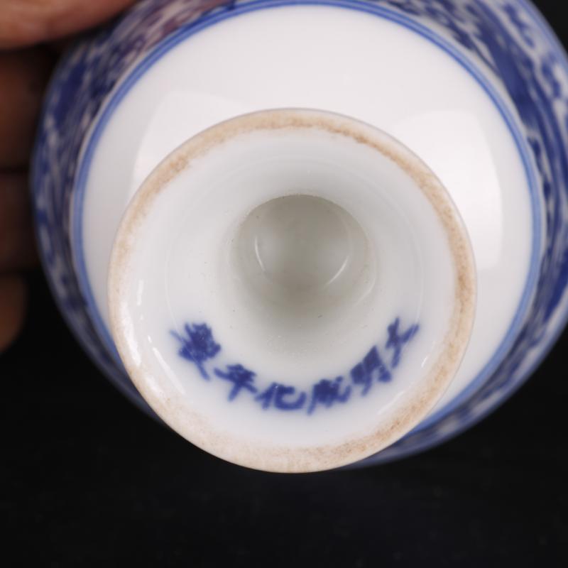 Wear in blue and white flower grain footed cup antique Chinese style household China antique curio collection process