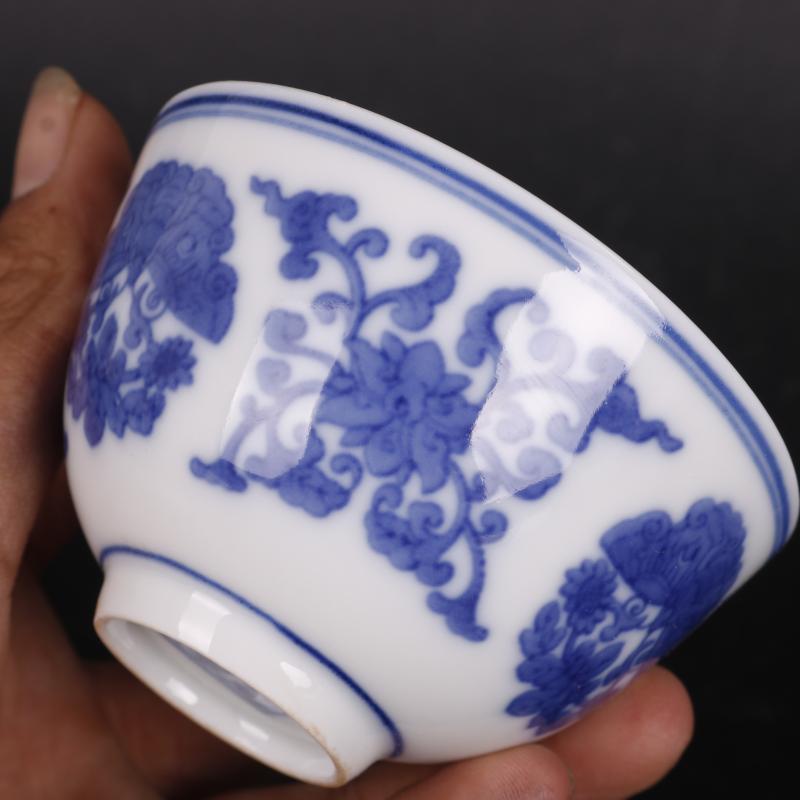 Blue and white butterfly pattern in antique crafts of Chinese style household porcelain cups furnishing articles antique curio collection