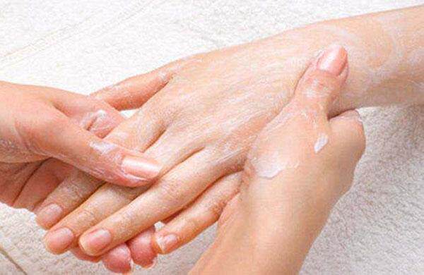 双手长倒刺干裂还粗糙?几招拯救主妇手