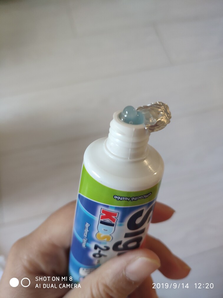 牙膏体晶莹,闻着有种口香糖的味道每个牙膏口都是密封的,很安全!