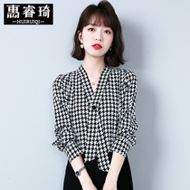 Plaid snow-spinning shirt woman 2021 Early autumn sweaters new high-end vintage vintage v collars undershirt foreign air long sleeve blouses