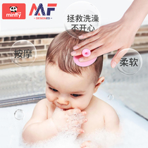 Babies wash their hair and rub their bathing sponges to the neonates to rub their bathing sponges to make the baby like to take a bathing shower