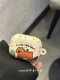 ins 귀여운 만화 베이지 색 폴카 도트 베어 애플 무선 Bluetooth AirPods Pro1 2 세대 3 세대 헤드폰 보호 케이스에 적합합니다. ins 귀여운 만화 베이지 색 폴카 도트 베어 애플 무선 Bluetooth AirPods Pro1 2 세대 3 세대 헤드폰 보호 케이스에 적합합니다.