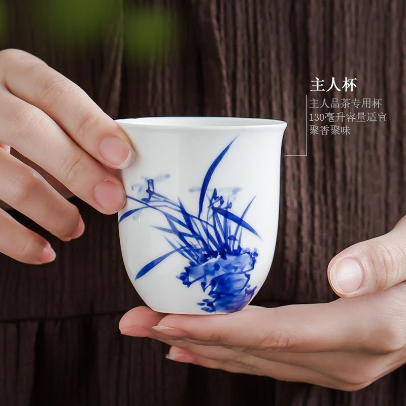 Kung fu tea cups jingdezhen blue and white porcelain is a large single hand - made ceramic sample tea cup tea pu - erh tea masters cup