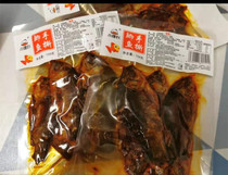 Hot and spicy crucian fish street chili anchovies with a small delight in the tail hand ripping crucian fish with a small hip-hop spiced spicy fish block