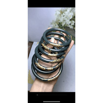 The color of the Hetian jade pagoda green bracelet in the year of birth is as shown in the picture. It has no cracks and high density. It is delicate and oily. It is delicate and elegant.