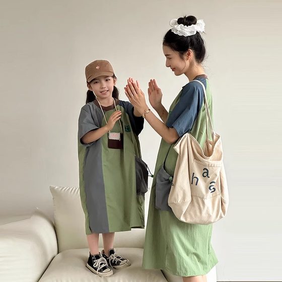 Family of three is a parent-child dress for summer personalized splicing casual outdoor home dress for mountain mother and daughter parent-child dress dress
Family of three is a parent-child dress for summer personalized splicing casual outdoor home dress for mountain mother and daughter parent-child dress dress
