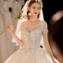 The little bride's wedding dress 2022 is a big drag tail French retro heavy worker marriage word shoulder winter