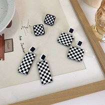 Black and white plaid earrings 2021 new autumn and winter chessboard Gnet red Japan-ROK small crowdsourced commuter silver pin