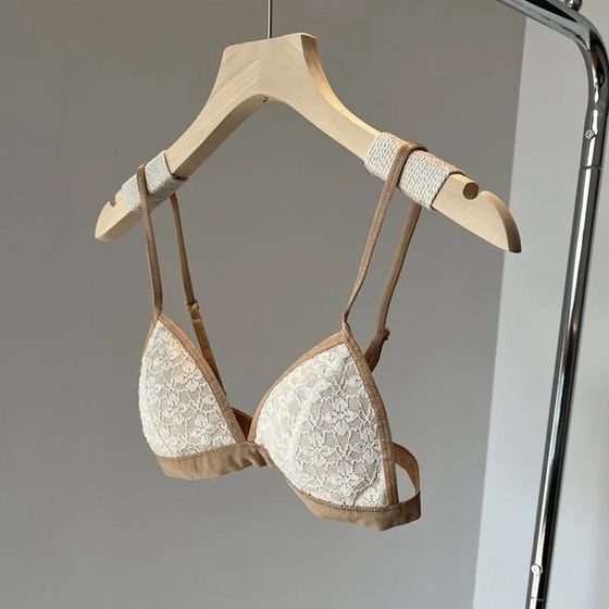 Small breasts and triangle underwear for women without steel rings, ultra-thin style, triangle cup bra, girl's beautiful back bra, bra, spring and summer new style
Small breasts and triangle underwear for women without steel rings, ultra-thin style, triangle cup bra, girl's beautiful back bra, bra, spring and summer new style