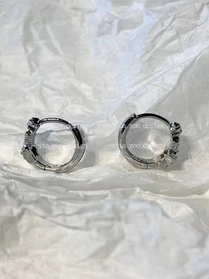 검은 작은 별 일본어와 한국의 단순한 기질 다이아몬드 주입 5 포인트 별 이어 버클 귀 장식 검은 작은 별 일본어와 한국의 단순한 기질 다이아몬드 주입 5 포인트 별 이어 버클 귀 장식