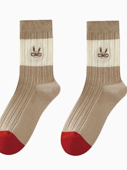 레트로 브라운 가을 새로운 이중 니들 자수 베어 한국어 버전의 Xiaohongshu Hot Selling Striped Contrasting Color Pile Socks 레트로 브라운 가을 새로운 이중 니들 자수 베어 한국어 버전의 Xiaohongshu Hot Selling Striped Contrasting Color Pile Socks