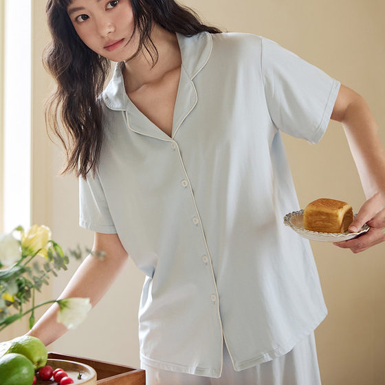 봄과 여름 뽕나무 실크 라펠 홈 옷 새 짧은 슬리브 반바지 느슨한 세트 단색 디자인과 외부 마모를보세요 봄과 여름 뽕나무 실크 라펠 홈 옷 새 짧은 슬리브 반바지 느슨한 세트 단색 디자인과 외부 마모를보세요