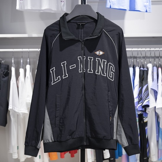 Li Ning authentic sports trend series men and women same style water-resistant vertical collar zipper woven windbreaker AFDU843-3
Li Ning authentic sports trend series men and women same style water-resistant vertical collar zipper woven windbreaker AFDU843-3