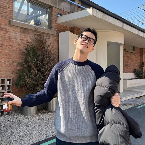 Round neck sweater men in autumn and winter k trendy brand color-blocking pullover warm bottoming shirt casual wool thick sweater men
Round neck sweater men in autumn and winter k trendy brand color-blocking pullover warm bottoming shirt casual wool thick sweater men