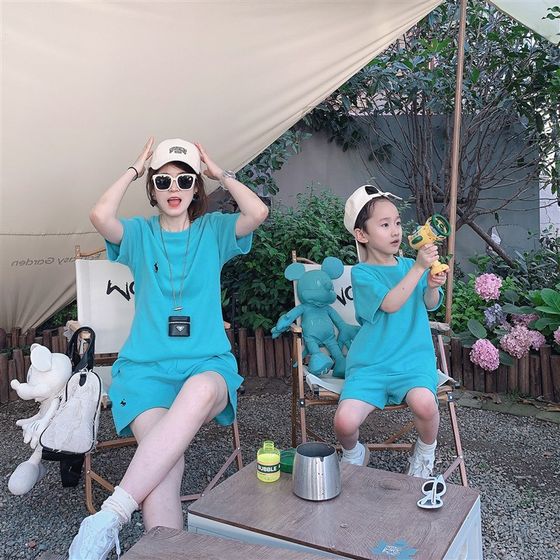 2024 summer parent-child outfit personalized casual dopamine set mother and child mother and child fashion loose solid color two-piece set trend
2024 summer parent-child outfit personalized casual dopamine set mother and child mother and child fashion loose solid color two-piece set trend