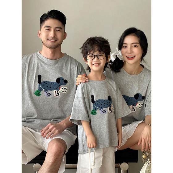 Summer street high-quality fun parent-child outfit family with three wide air fit short sleeves
Summer street high-quality fun parent-child outfit family with three wide air fit short sleeves