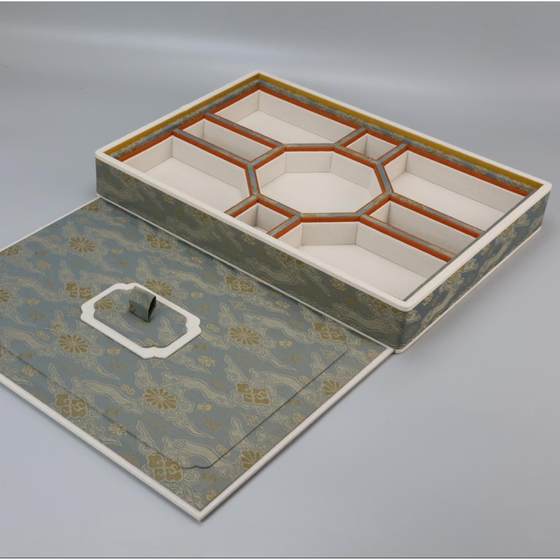 High-end jewelry storage box counter classification display design retro silk fabric handmade
High-end jewelry storage box counter classification display design retro silk fabric handmade