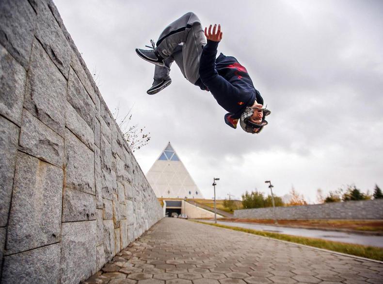 不再拘泥于城市街头,在激情险地和山地间,有时候就能见到跑酷者的身影