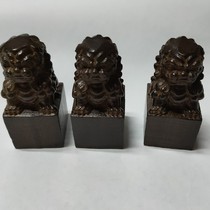 Black sandalwood Little Lion Seal is expected to be a small pendulum to be a handlebar piece