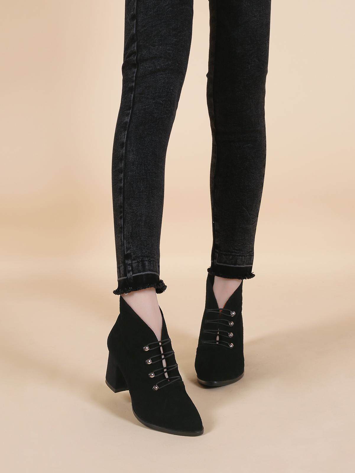 一双不一样的裸靴,前面是松紧带扣子搭配,尖头高跟不累脚,鞋面磨砂皮