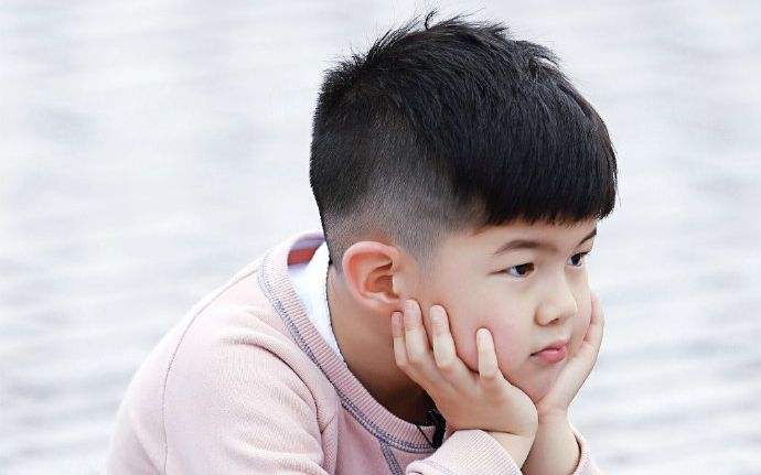 萌娃安吉梳起分头,秒变宋仲基