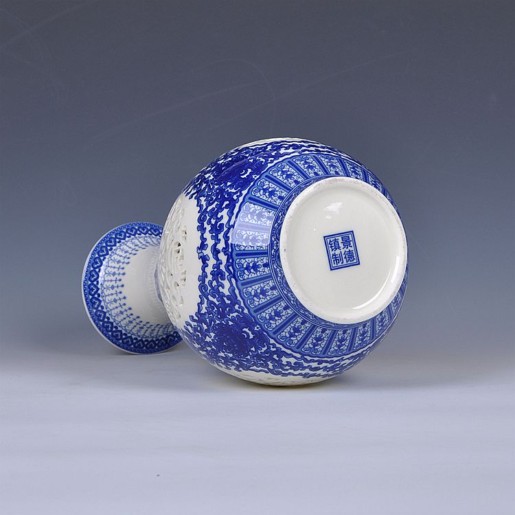 Blue and white floret bottle of jingdezhen ceramics hollow - out of the sitting room place I and contracted household adornment wedding gift