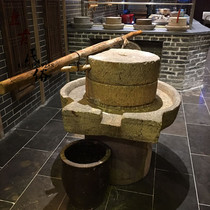 Nostalgic hand-pushed grinding grain stone grinding Hand-pushed stone grinding grain stone grinding tools Folk culture display old objects
