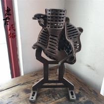 Nostalgic hand-cranked old-fashioned thresher Hand-cranked corn thresher Old objects Folk display old agricultural tools Cultural Revolution ornaments