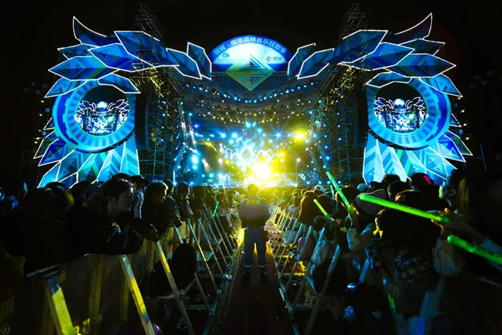 2017横空出世 标志性的"卡姿兰"大眼睛成为年度网红舞台