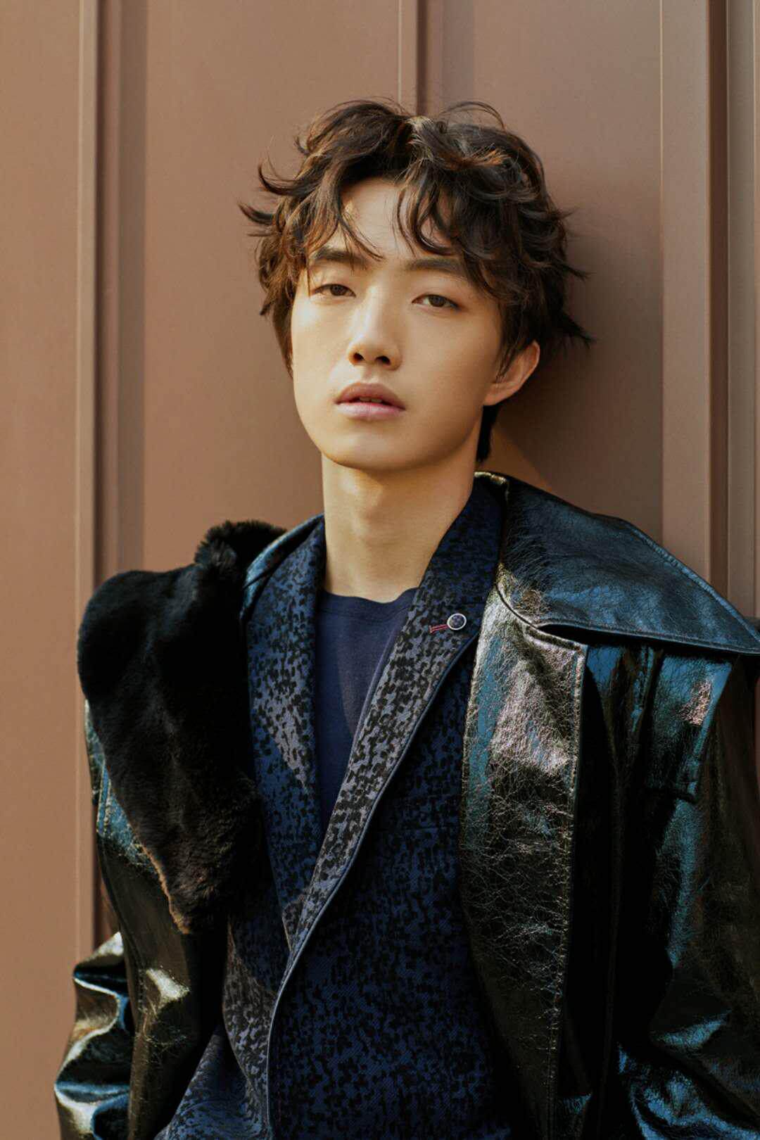 盐系男的发型不会是卷毛或者黄色,红色之类的头发,他们可能就是平头