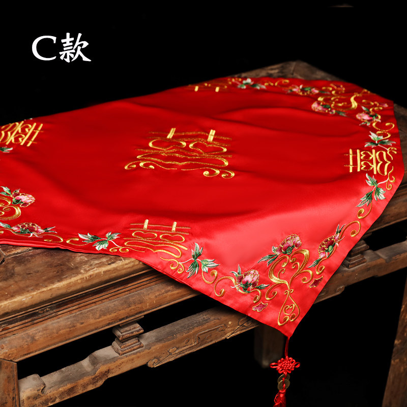 sophie abixiu's headdress is covered with a phoenix crown and a sunset cap. the wedding cap is embroidered with tassel. chinese style red cap girl